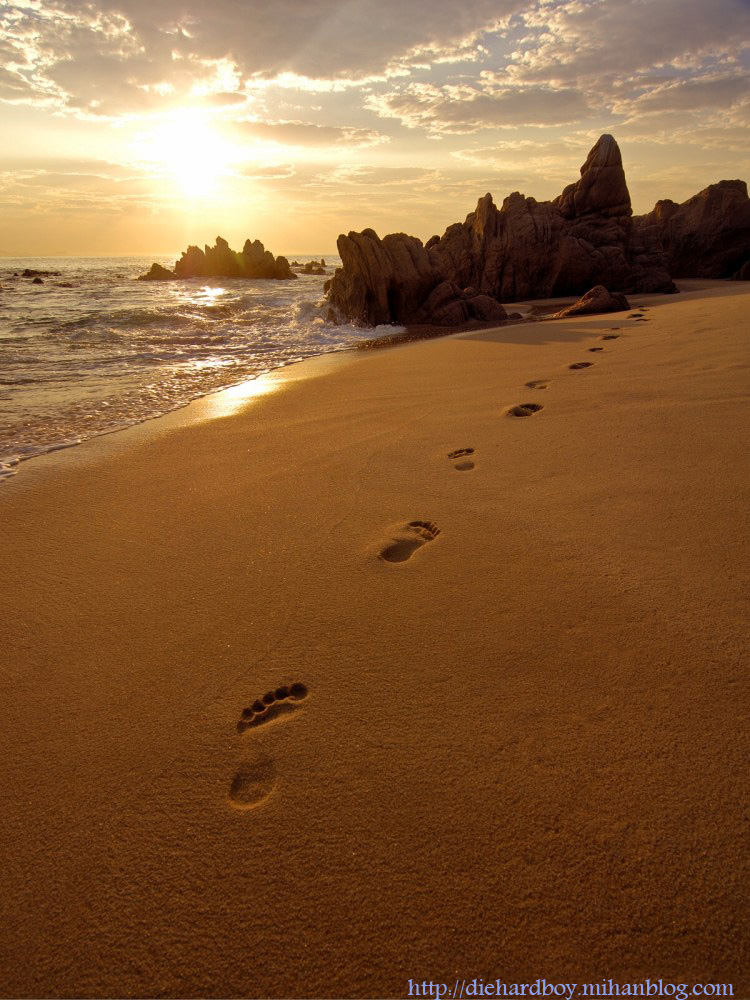 http://diehardboy.persiangig.com/image/footprints-sand-beach-sunrise%20copy.jpg